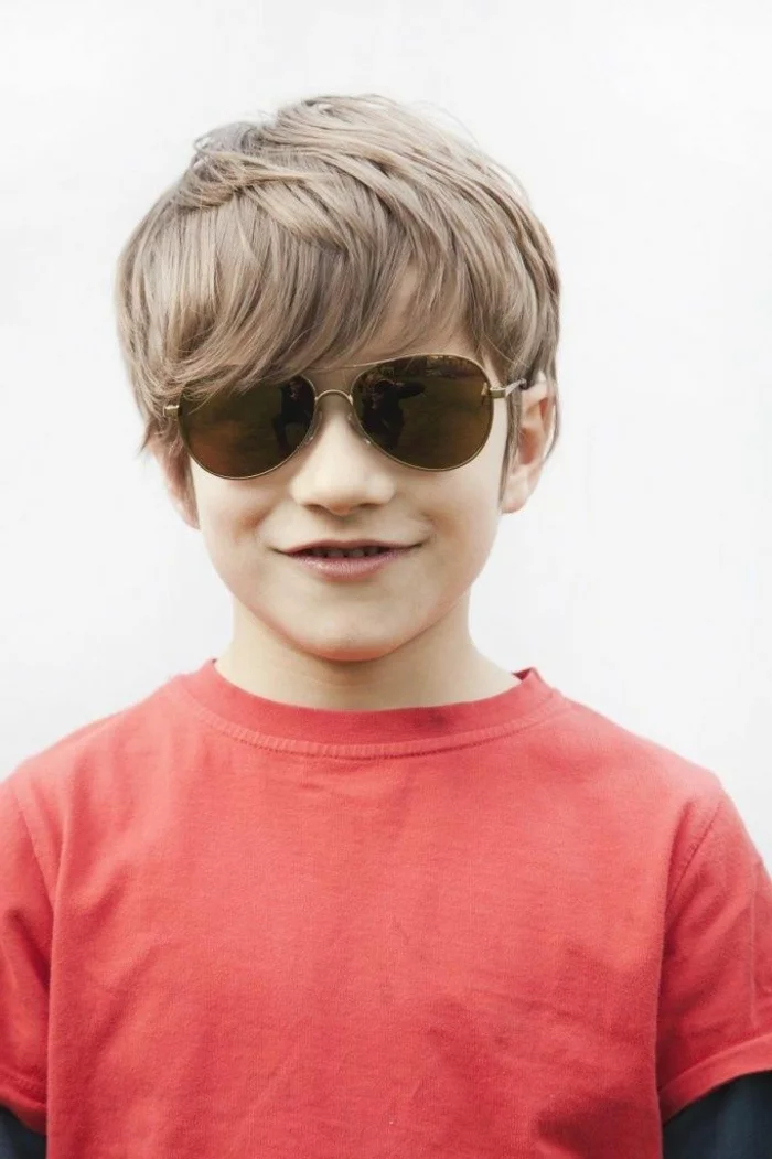 Jungs-Frisuren - Junge mit langem Deckhaar und Brille