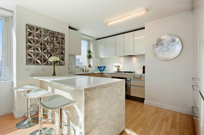 küche mit kochinsel marmor arbeitsplatte holzboden