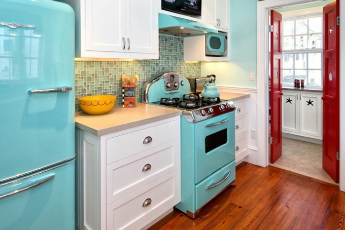 kücheneinrichtung farbige möbelstücke holzboden retro kühlschrank