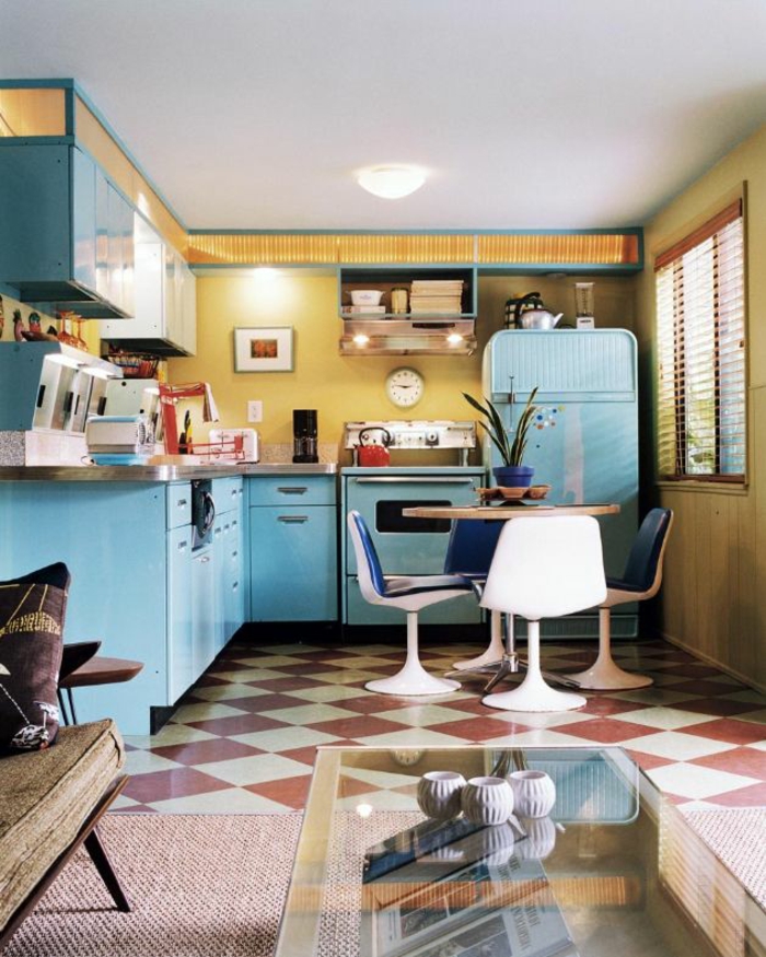 kücheneinrichtung hellblauer kühlschrank retro blaue küchenschränke