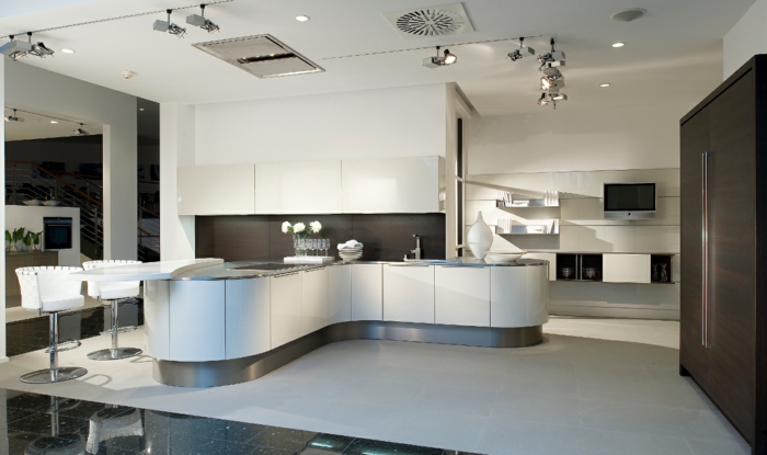 Kücheninseln mit sanften Linien machen die Küche attraktiver