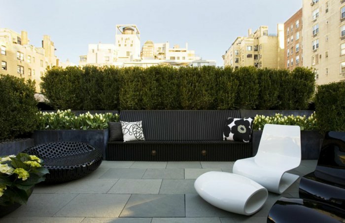 moderne terrassengestaltung ausgefallene sessel weiß schwarz