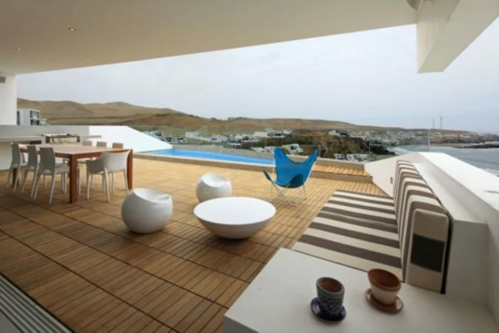 moderne Terrassen Ideen tolles Beispiel für minimalistische Dachterrasse Haus am Meer Designer Lounge Möbel Holzboden Pool