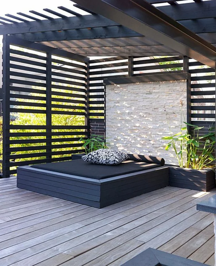 moderne Holzterrasse gestalten mit Holzpergola und bequemem Bett eine Relax-Zone im Freien