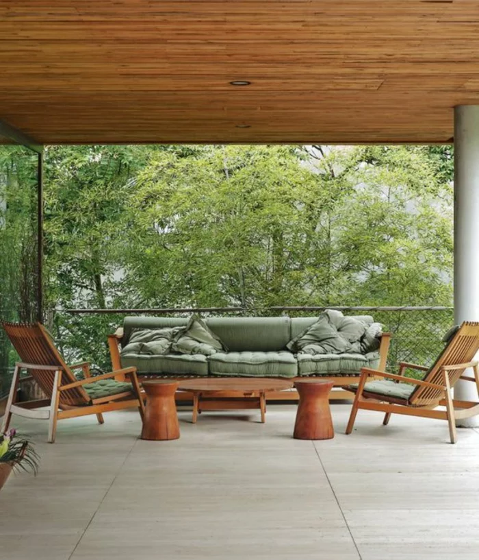 nachhaltige Architektur Terrssen Ideen wunderbares Beispiele Holzmöbel hellgrüne Polsterung Holzüberdachung