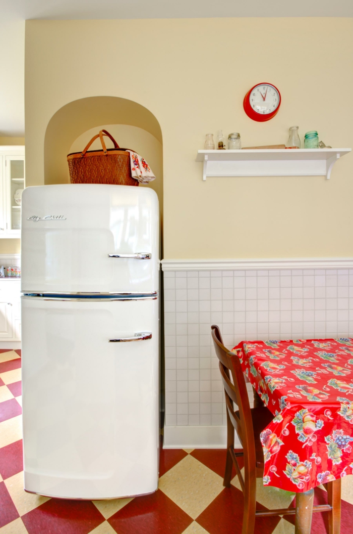 retro kühlschrank weiß küche einrichten farbiger boden