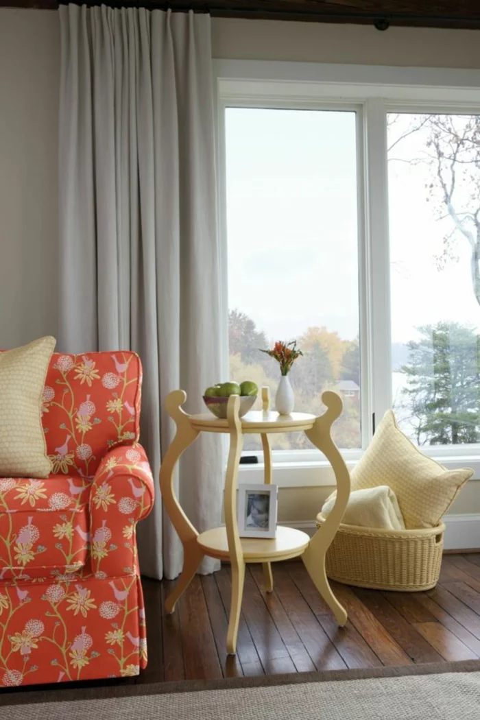 runder beistelltisch wohnzimmer frisches sofa lange gardinen