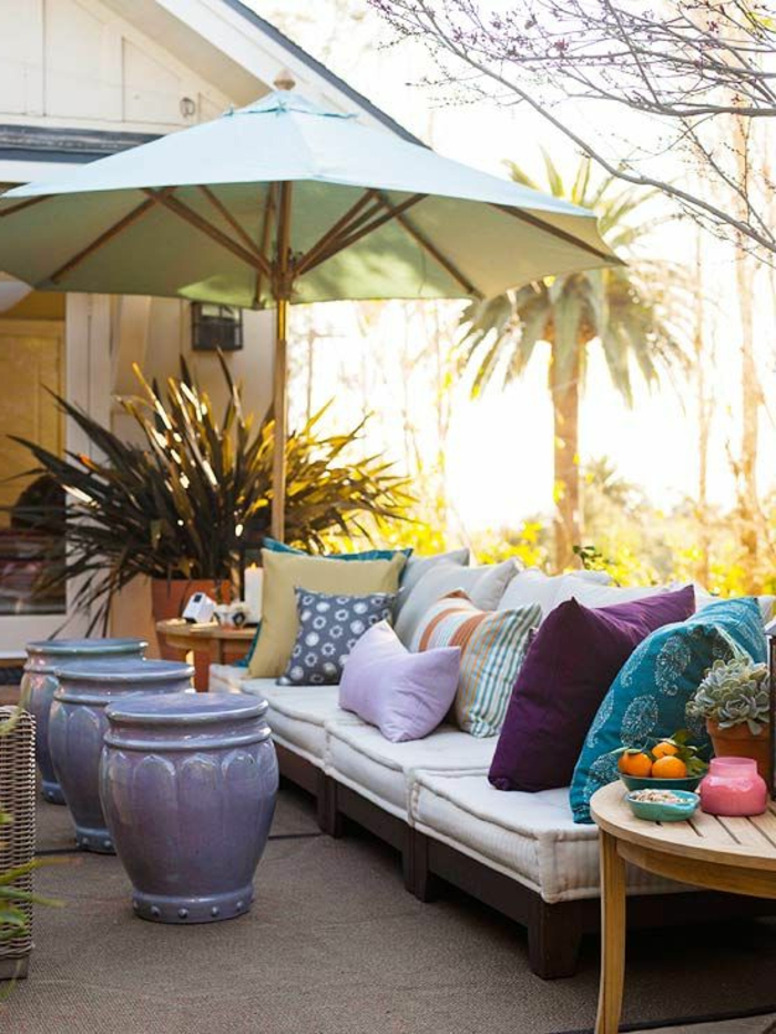 sonnenschirm balkon sofa dekokissen beistelltish pflanzen