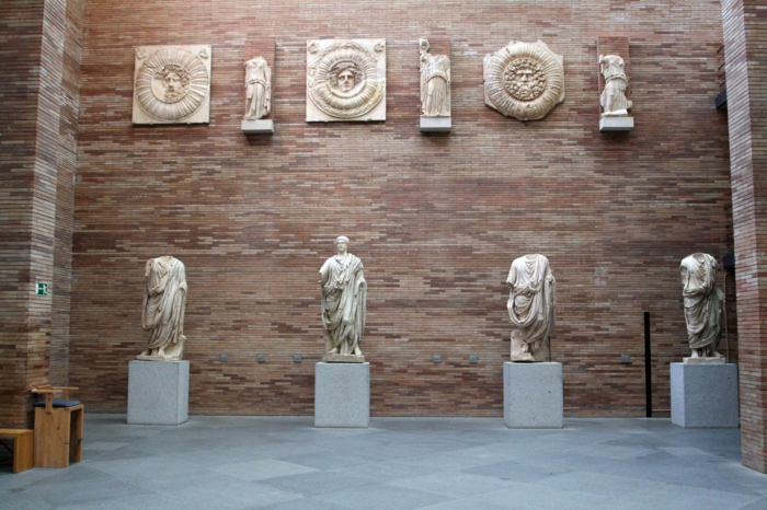 spanien sehenswürdigkeiten museo nacional de artes romano statuen