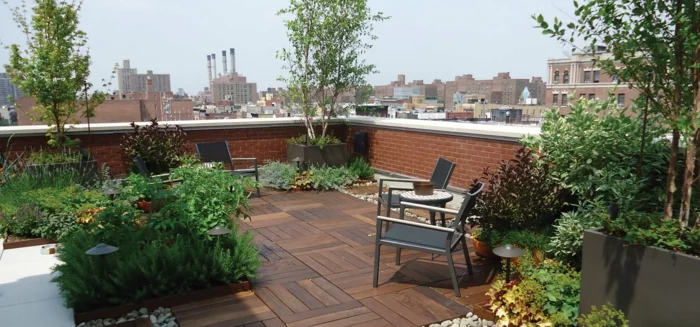 moderne Terrasse mit Blumenbeeten, Gartenstühlen und Holzboden
