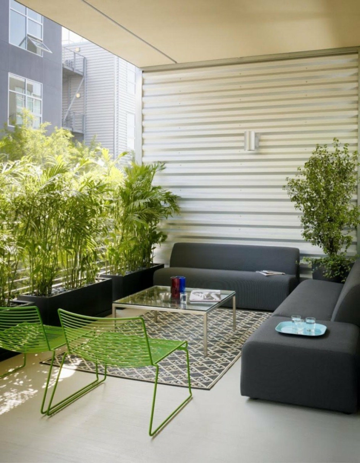 terrasse gestalten ideen sofas grüne stühle pflanzen sichtschutz