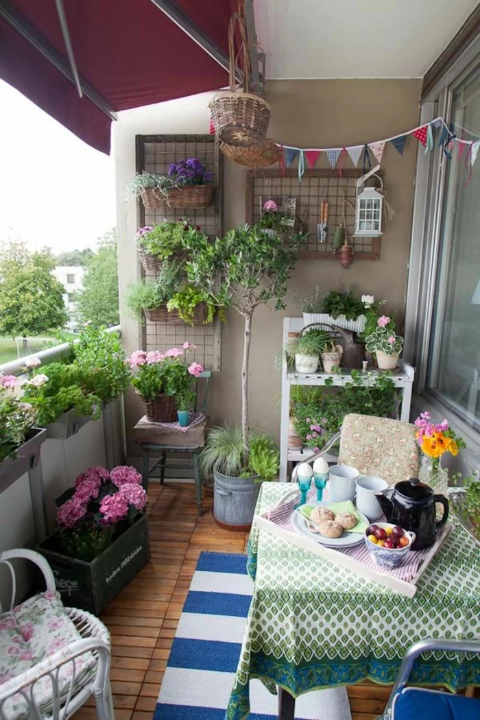 terrassenbepflanzung möbel und topfpflanzen grüne terrassengestaltung