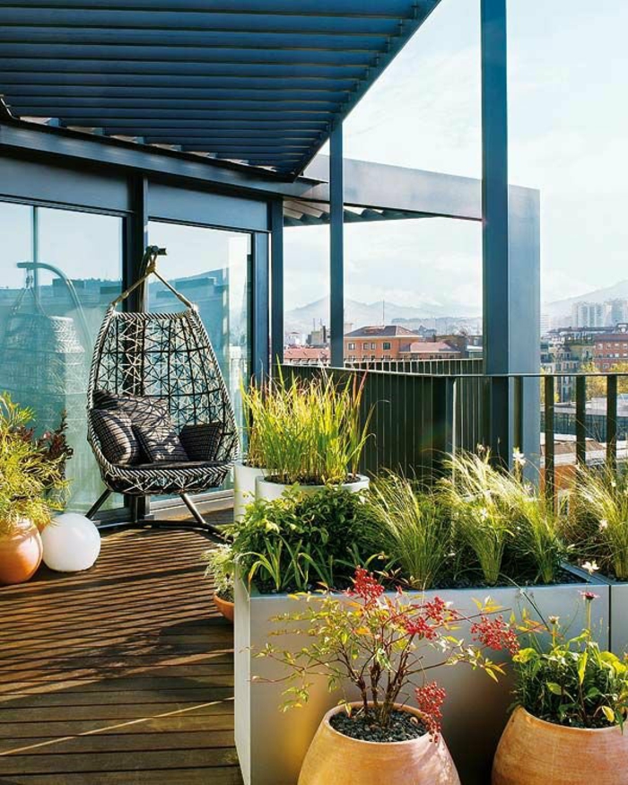 terrassen ideen beispiele holzdielen hängestuhl balkonpflanzen