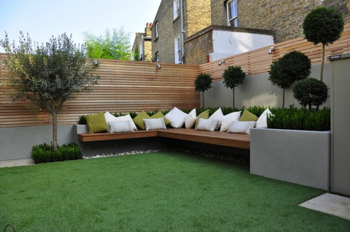terrassengestaltung grüner rasen sitzplätze dekokisen