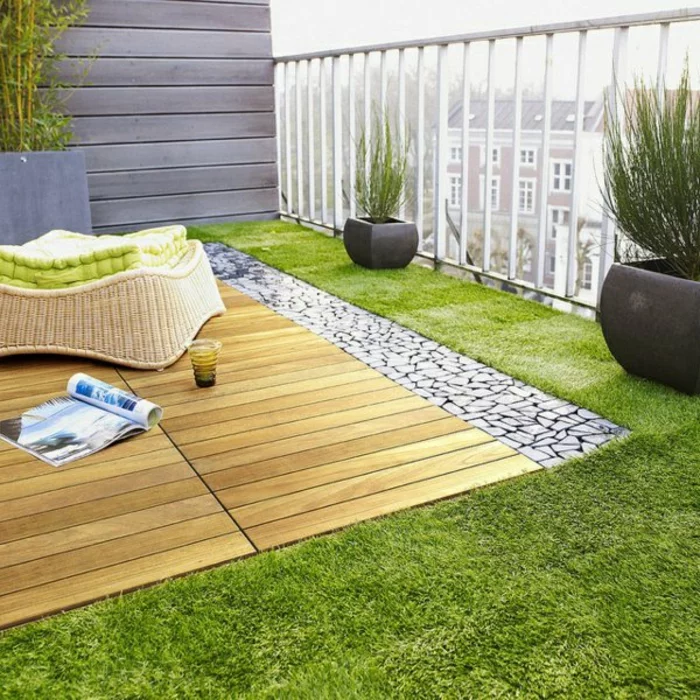 Terrassen Ideen mit Lounge Möbeln Holzboden und Kunstrasen erstklassige Outdoor-Gestaltung 
