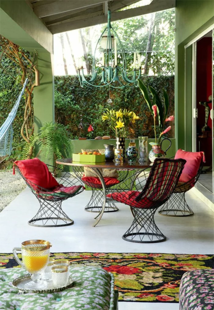 Terrassengestaltung Ideen mit Lounge Möbeln aus Metall Relax-Ecke gestalten und in Grün eintauchen lassen 