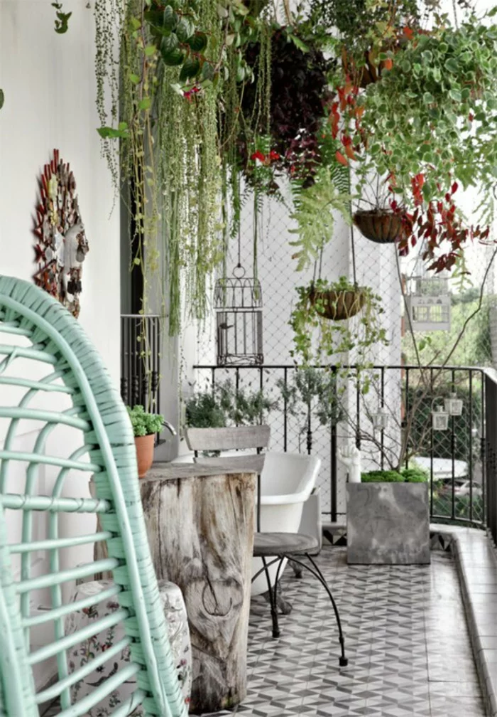 Terrassen Ideen Hängepflanzen Badwannen und alte Balkonmöbel besondere Atmosphäre schaffen 