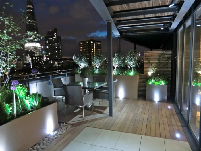 Terrassengestaltung mit modernen Außenmöbeln und LED Beleuchtung