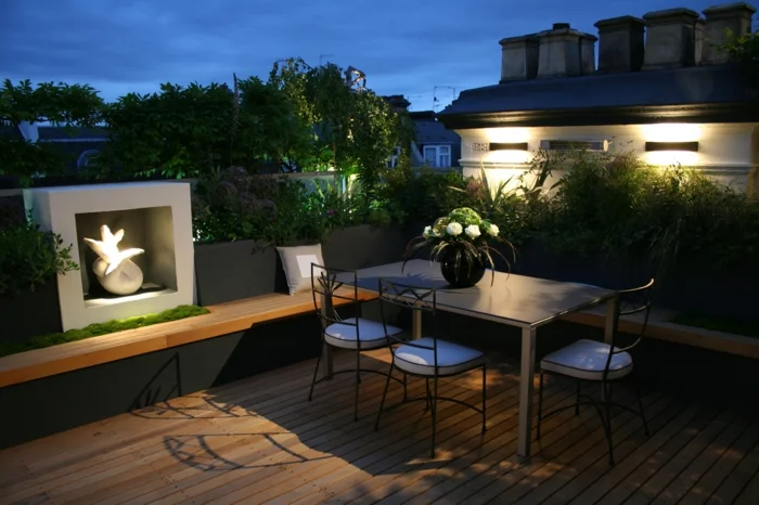 Terrassengestaltung mit Gartentisch, Akzentbeleuchtung und Holzboden