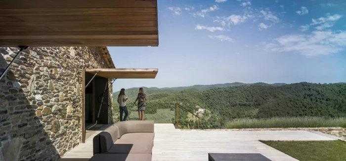 traumhaus bauen rustikale fassade natursteine offene terrasse