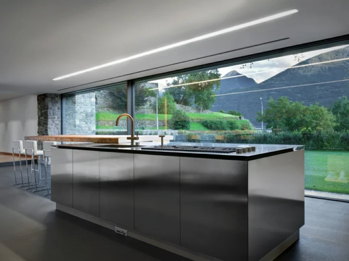 traumhaus minimalistische einrichtung kücheninsel matt silber