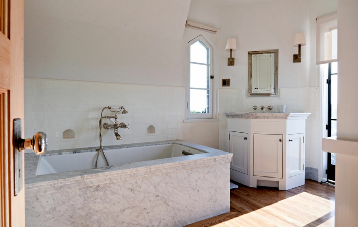 traumhaus moby badezimmer badewanne weiße wandfarbe