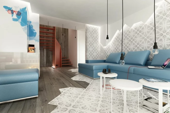 wohnzimmer beleuchtung pendelleuchten blaues sofa holzboden