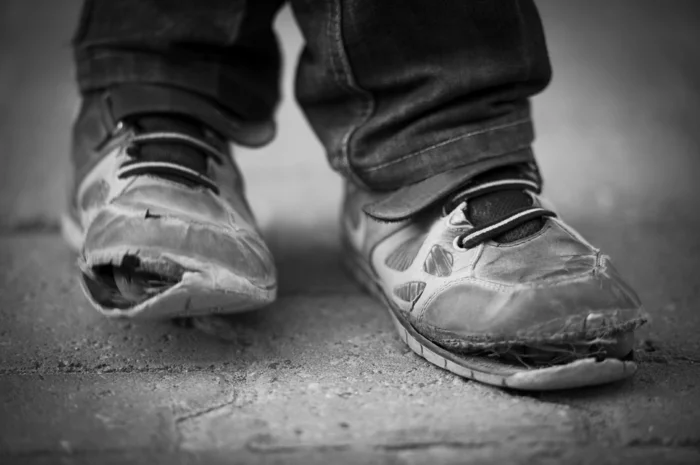 Armut Definition Schuhe