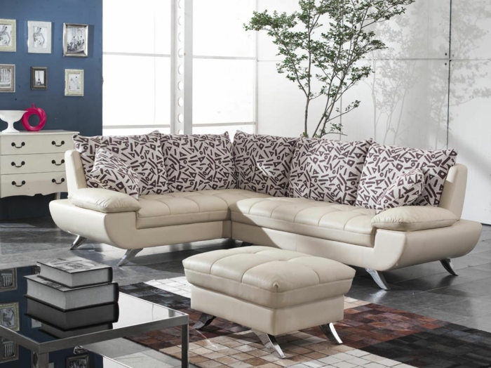 ausgefallene sofas beiges sofa schöne dekokissen toller teppich wohnzimmer