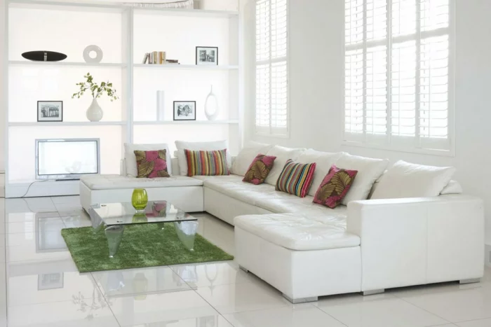 bodenfliesen weißes ecksofa grüner teppich wohnzimmer