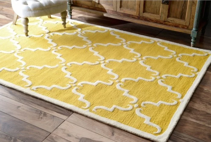einrichtungstipps bodenbelag gelber teppich verlegen holzboden