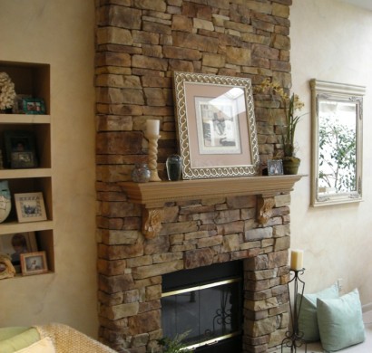 Kaminfeuer und passende Deko um den Kamin herum