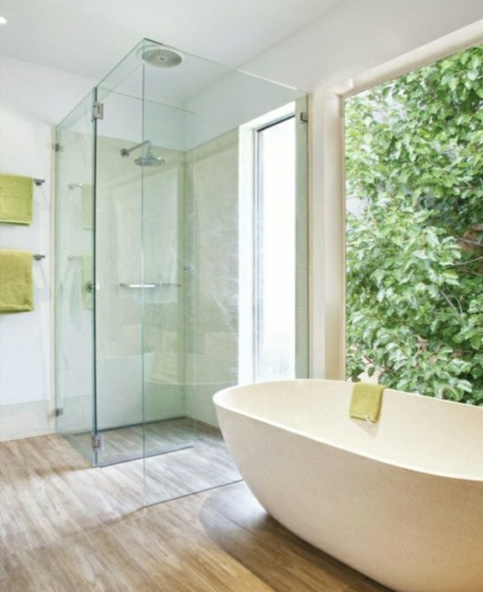 freistehende badewanne holzboden im bad ebenerdige dusche glastüren