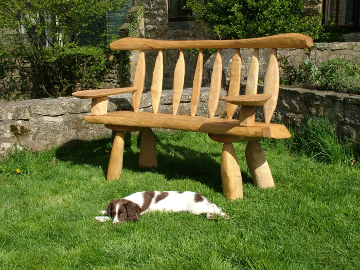 gartenmöbel rustikal rustikale gartenbank hund gras