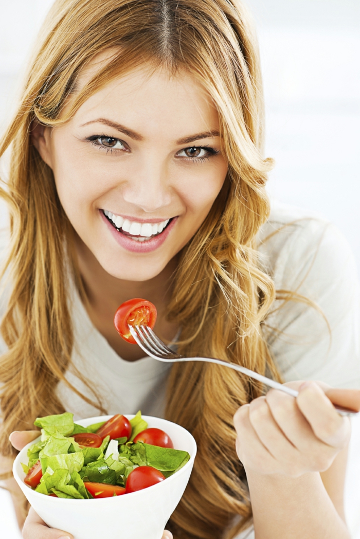 gesundes leben gesund essen salat frau