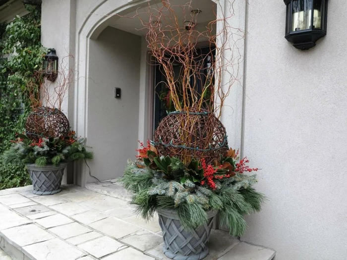 moderne Pflanzkübel mit meheren Pflanzen gestalten und vor den Eingang stellen