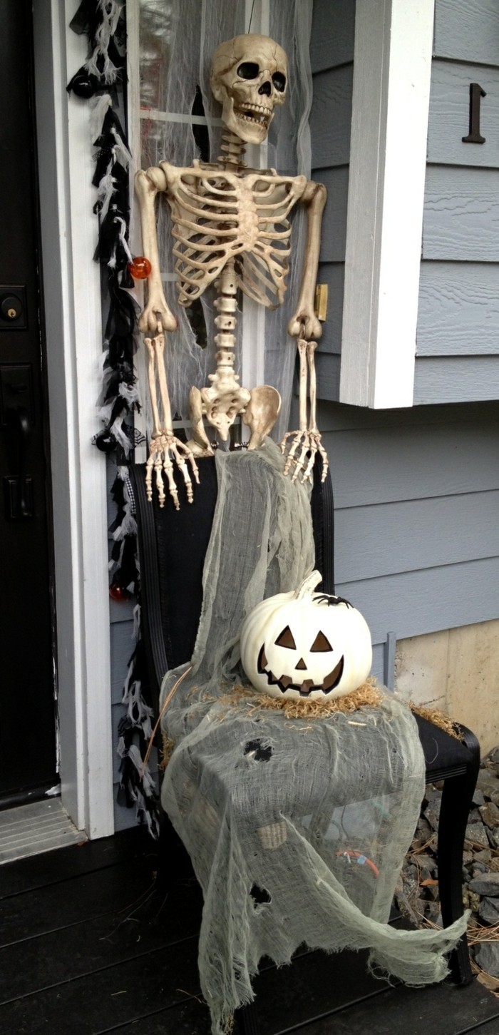 halloween ideen dekoideen für den eingang mit skelett und kürbisgesicht