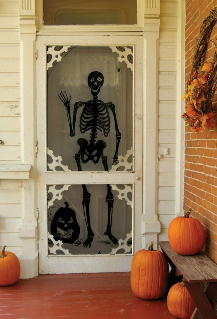 halloween ideen für den eingang kürbisse und skelett