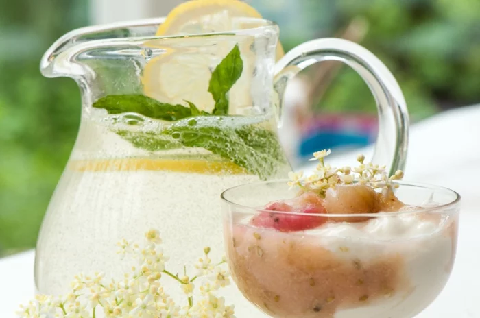 holunderblütensirup blüten smoothie cocktail sommer