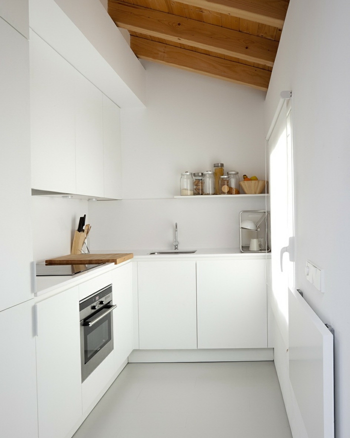 innendesign dachwohnung einrichten weiße kleine küche