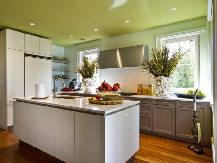 innendesign ideen küche grüne decke weiße kücheninsel