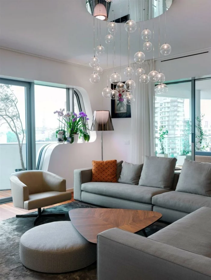 innendesign wohnzimmer graues sofa pendelleuchten cooler couchtisch
