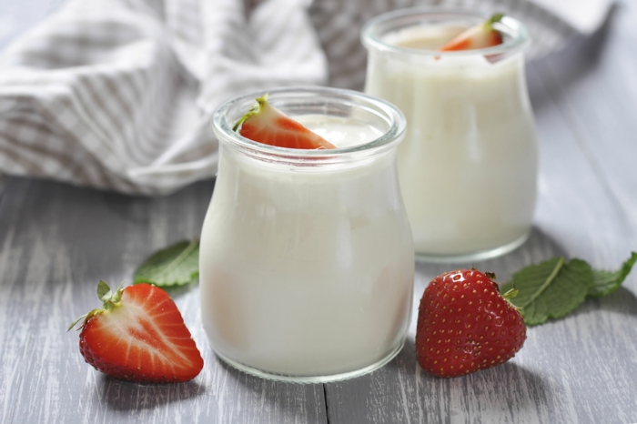 ist joghurt gesund naturjoghurt mit erdbeeren