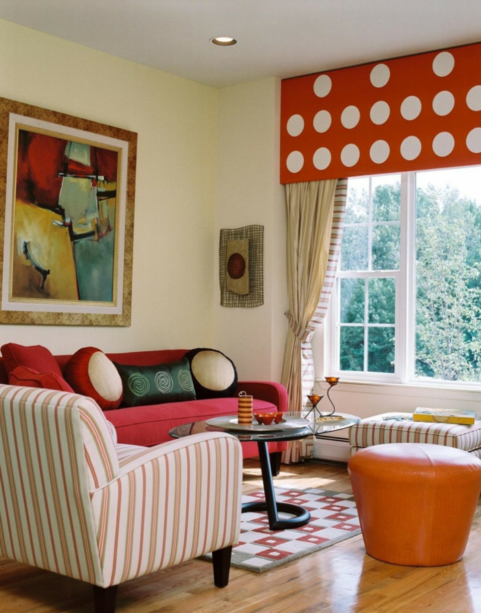 kleines zimmer einrichten wohnzimmer ideen rotes sofa oranger hocker