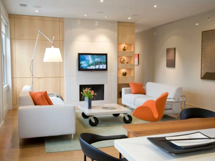 kleines zimmer einrichten gemütliches wohnzimmer weiße sofas orange akzente