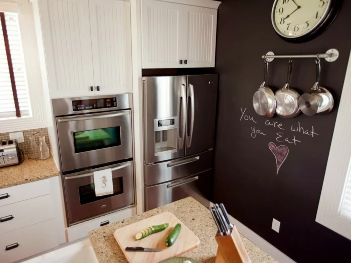 kreative wandgestaltung akzentwand küche metalloberflächen kücheninsel
