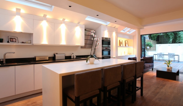 küchenbeleuchtung moderne küche kücheninsel barhocker