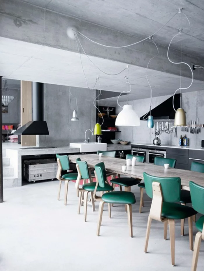 küchendesign ideen industrieller stil pendelleuchten grüne küchenstühle