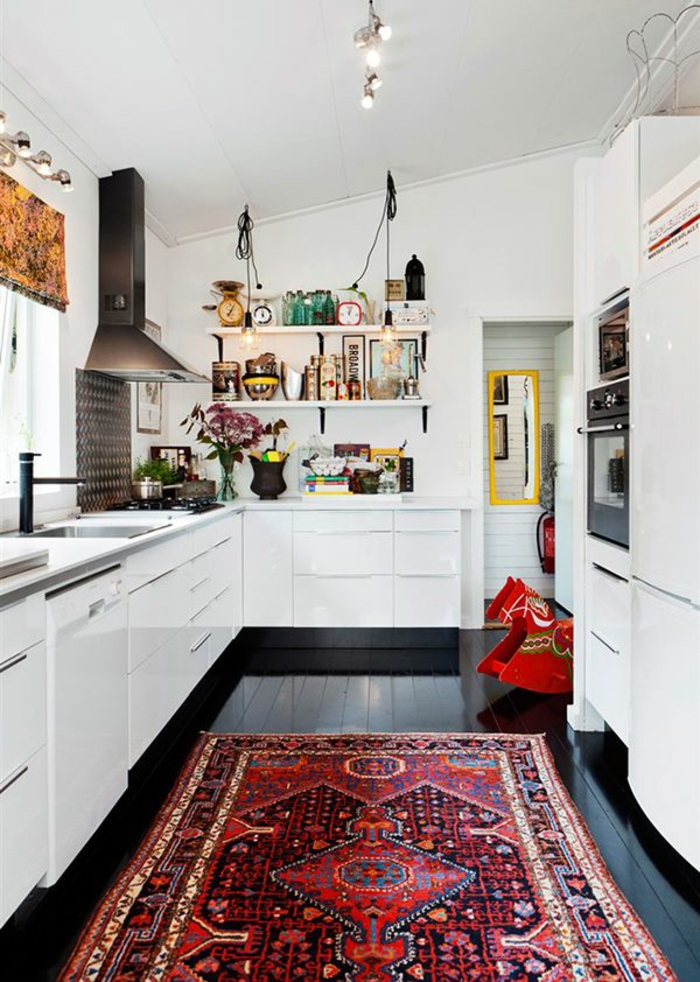 zimmergestaltung küchengestaltung farbiger teppichläufer weiße küchenschränke
