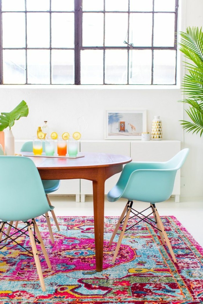 küchenstühle in frischen farbtönen und farbiger teppich